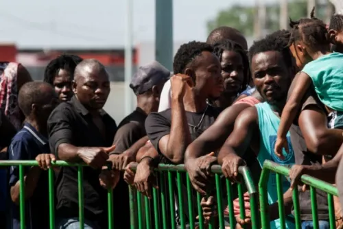Cerca de 50 migrantes intentan nueva fuga de estación en Tapachula