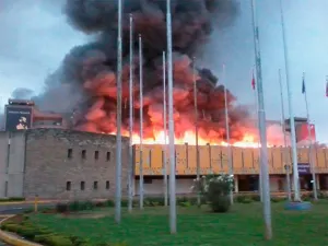Impresionante incendio destruyó zona de aeropuerto en Kenia
