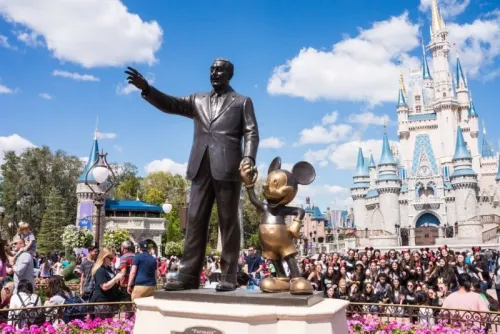 Emiten alerta por sarampión en el parque de Disneyland en California
