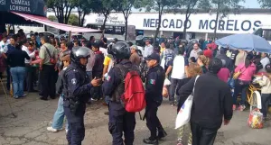 Denuncian locatarios del Morelos exigencia de escrituración de espacios