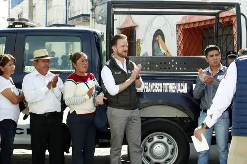 Luis Banck entregó patrulla a vecinos organizados de Totimehuacan