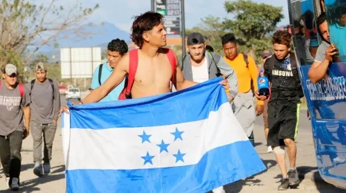 Caravana migrante rompe cerco y entra a Guatemala