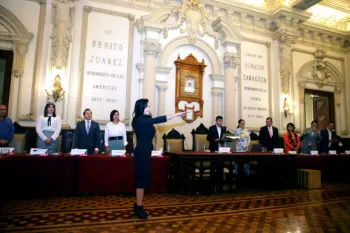 Lucero Saldaña rinde protesta como secretaria general del Ayuntamiento de Puebla