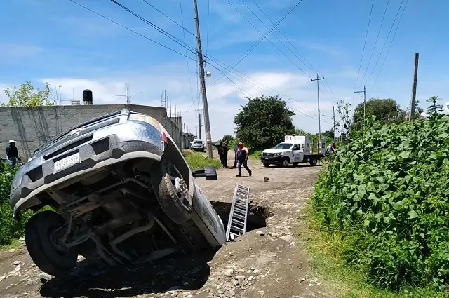 Hundimiento se “traga” pipa de gas LP en calles de Huejotzingo