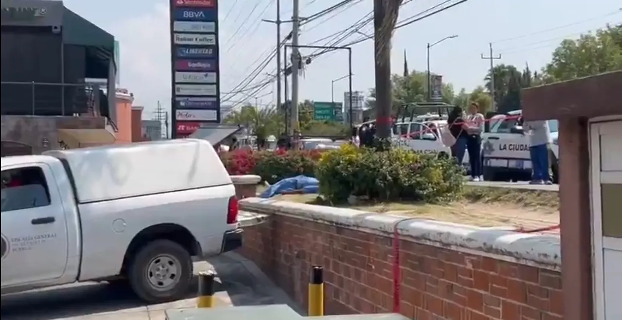 Hombre muere por un infarto mientras esperaba el transporte público en la Calzada Zaragoza