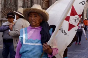 Ambulantes de la UPVA arman plantón indefinido en la Palafox, entre 11 y 2 sur
