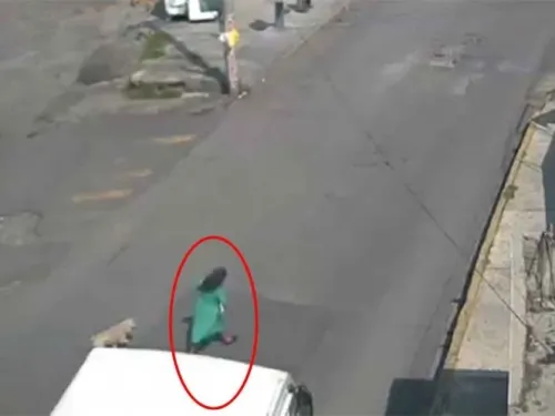 VIDEO: Microbús arrastra a mujer en Naucalpan y… ¡sobrevive!