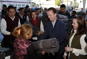 Banck y su esposa Susana Angulo entregaron apoyos invernales a familias