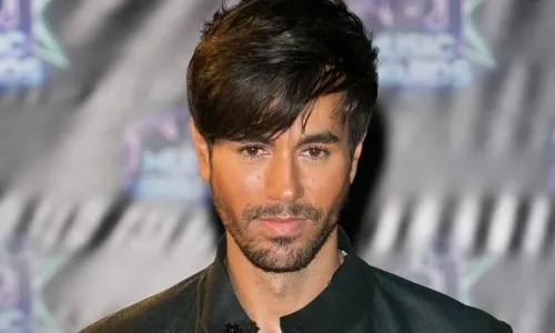 Enrique Iglesias muestra a su hija por primera vez