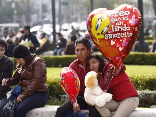 Con chocolates, serenatas y anillos festejan los mexicanos en San Valentín
