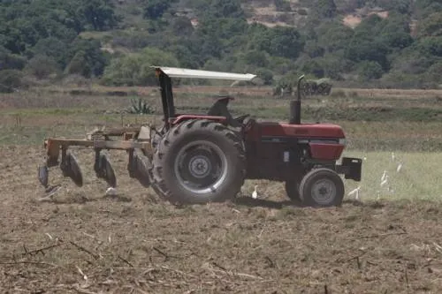 Hombre muere aplastado por un tractor en San Andrés Calpan