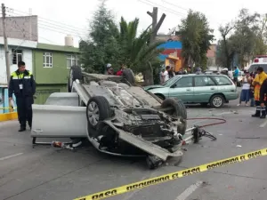 Un muerto deja volcadura en la Calzada Zaragoza