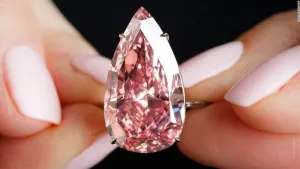 El diamante Unique Pink, de 31,6 millones de dólares, rompe récord en subasta