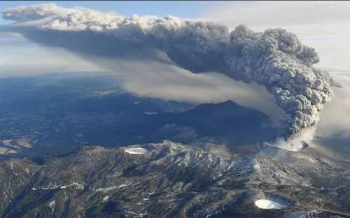 Decenas de vuelos cancelados en suroeste de Japón por erupción volcánica