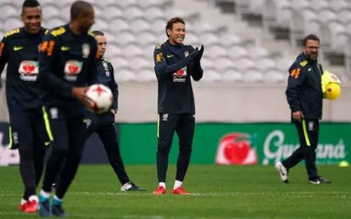 Neymar se refugia en la “Seleçao” ante tormenta mediática en Francia
