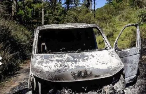 Hallan camioneta calcinada con restos humanos en Atzitzintla