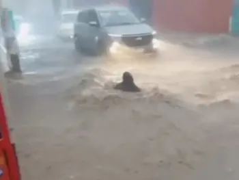 Hombre salva a una pequeña que era arrastrada por la corriente ocasionada por la fuerte lluvia en el Edomex