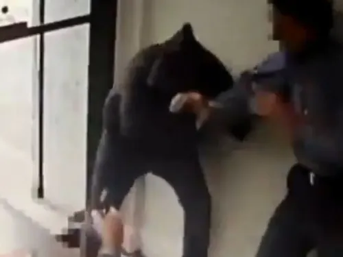 VIDEO: Guardia balea a ladrón dentro de tienda de ropa y evita asalto