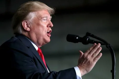 Trump vuelve al discurso migratorio de miedo para atraer a electores