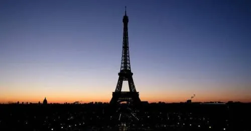 Torre Eiffel apaga su iluminación por víctimas de atentado de Pittsburg