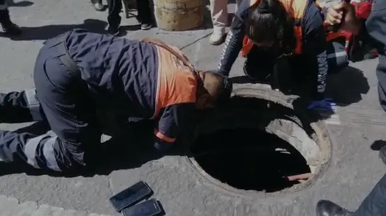 Mujer cae en registro sin tapa en pleno Centro