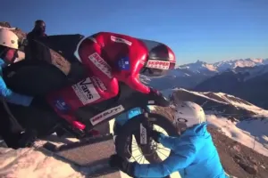 Bate récord mundial de velocidad en bicicleta sobre nieve