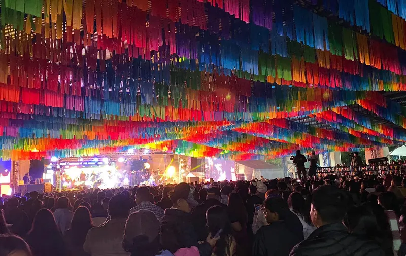 La Feria de Atlixco 2024 se desbordó de alegría y entusiasmo, al registrar un lleno total durante la esperada presentación de “El Yaki y El Juanma”, atrayendo a miles de asistentes que se dieron cita en el Centro de Convenciones para disfrutar de un espectáculo inolvidable. La combinación del carisma de “El Yaki” y la contagiosa risa de “El Juanma” prometía un show memorable, y no decepcionó; previo al concierto, artistas locales abrieron este espectáculo, mientras los famosos cantantes convivían con sus seguidores. Ambos mencionaron disfrutar de esta tierra mágica, la cual describieron como segura y tranquilidad para disfrutar en familia. Por su parte, la presidenta municipal Ariadna Ayala reconoció la labor de los dos cantantes, que sin duda, trajeron variedad a la Feria de Atlixco, con un impacto positivo en la economía local, destacando que este proyecto es un espacio de convivencia y celebración que une a la comunidad. Además del show, los asistentes disfrutaron de una variedad de atracciones y stands gastronómicos, que complementaron la experiencia. Desde antojitos típicos hasta artesanías locales, en un ambiente festivo que resaltó la riqueza cultural de la región, prometiendo más sorpresas en los próximos días.