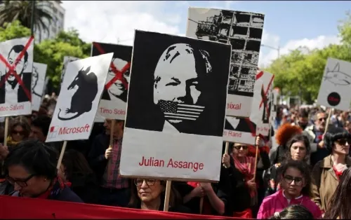 Assange, condenado a casi un año de cárcel por violar libertad condicional en Londres