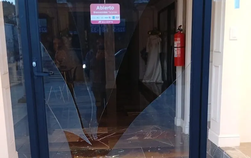 Cristalazo en negocio de novias moviliza a la Policía Municipal en la avenida Juárez