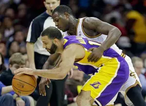 Lakers obtiene extraña victoria en la NBA