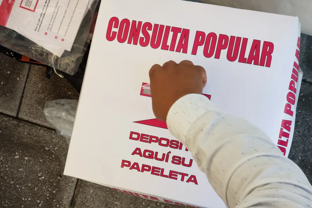 Consulta popular con baja participación e incidentes menores