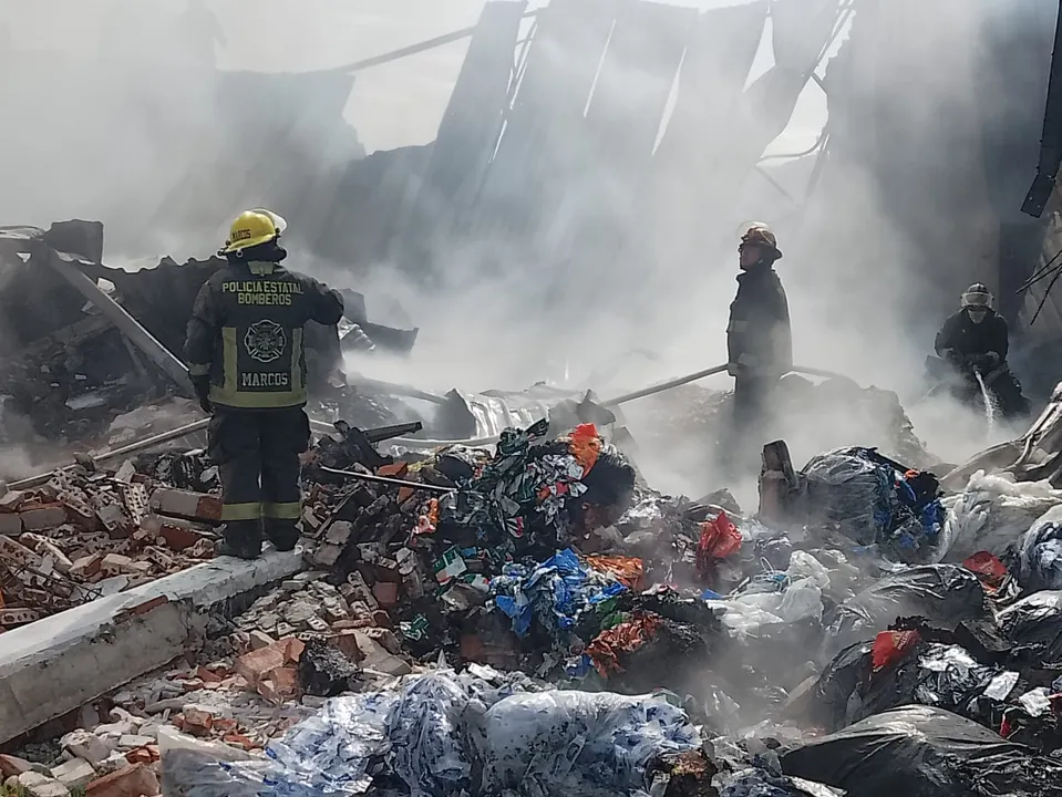 Se registra incendio masivo en recicladora de San Martín Texmelucan
