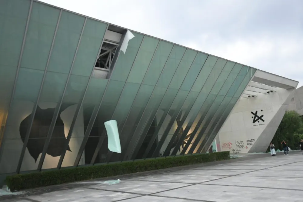 UNAM condena saqueo del MUAC tras marcha contra gentrificación en CDMX; procederá con denuncias