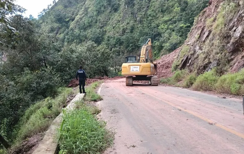 Lluvias provocan deslaves en carreteras de Puebla; despliegan maquinaria y brigadas