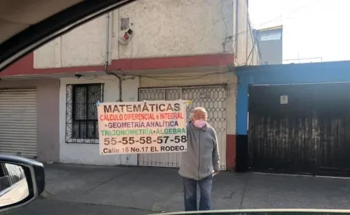 Con clases particulares de matemáticas, don Guillermo busca salir adelante en la pandemia