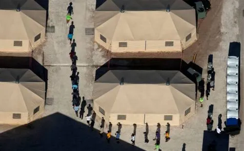 Clausuran centro de detención de niños migrantes en Tornillo, Texas