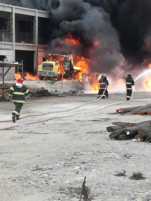 Se incendia pipa que transportaba diésel en la Zona Industrial Militar en Oriental