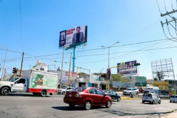 De 25 espectaculares con promoción política en la ciudad de Puebla, solo hay siete regularizados