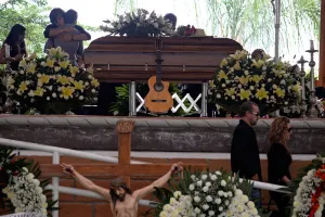 Despiden familiares y amigos a Joan Sebastian