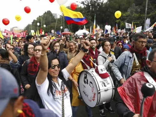 Multitudinarias protestas paralizan Colombia; piden renuncia de Duque