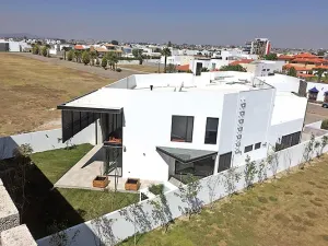 Benefició Alcalá a constructor del que luego fue socia