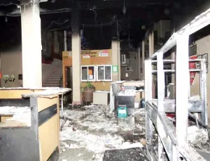 Grupo de encapuchados incendia alcaldía de Apatzingán