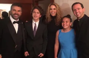 Celebra Mijares 30 años de carrera en Bellas Artes
