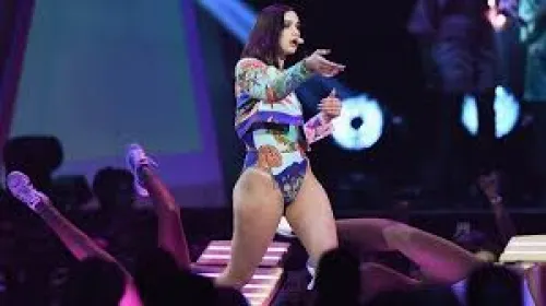 Dua Lipa presume sus largas y torneadas piernas en Instagram