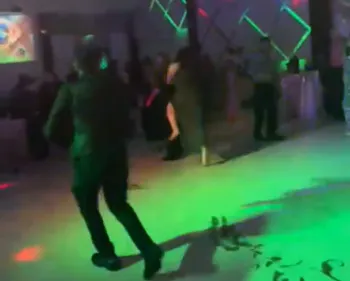 Abuelo de la quinceañera es empujado por una joven en plena fiesta
