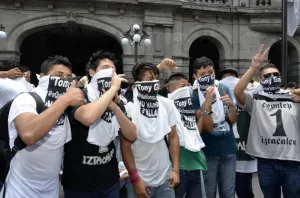 Supuestos alumnos del DF se manifiestan contra Gali; consumen alcohol y drogas