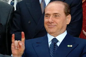 Condenan a Berlusconi a 3 años de cárcel por soborno