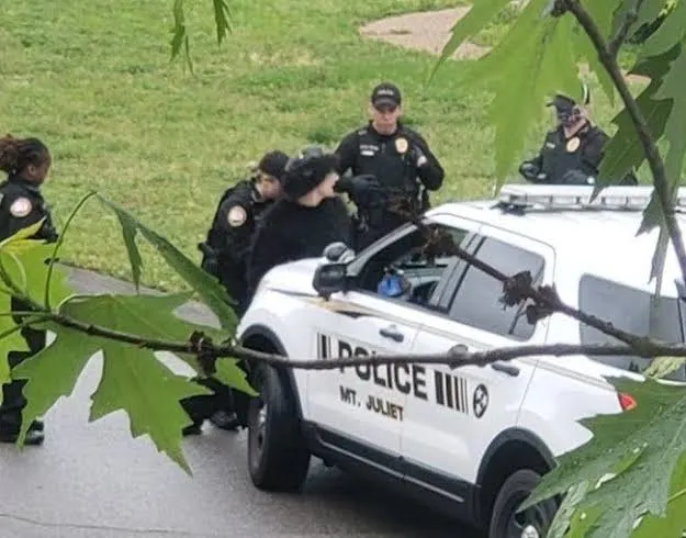 Detienen a estudiante con dos rifles dentro de auto