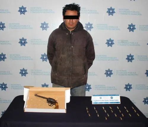 Asegura Policía Municipal de Puebla a hombre por portación ilegal de arma de fuego