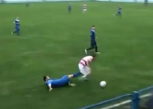 Un futbolista pierde un testículo por esta terrible patada desde atrás (vídeo)